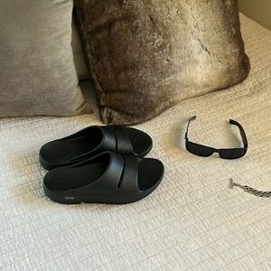Oofos black slip on recovery comfy slides sandals women’s 8